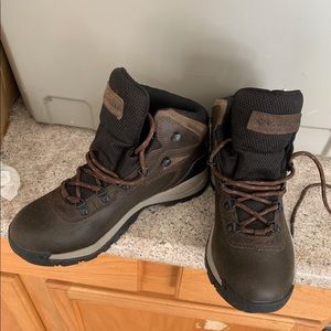 COLUMBIA HIKING Boots WOMANS size 8.5